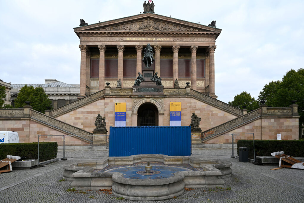 Brunnen im Kolonnadenhof auf der Museumsinsel in Berlin 