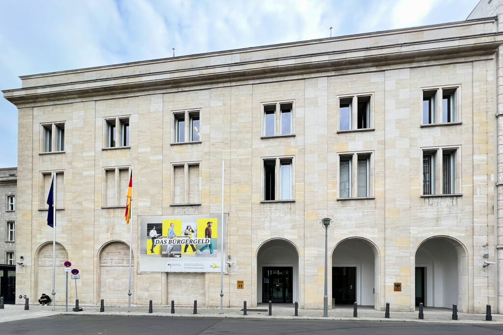 Fassade Bundesministerium für Arbeit und Soziales in Berlin